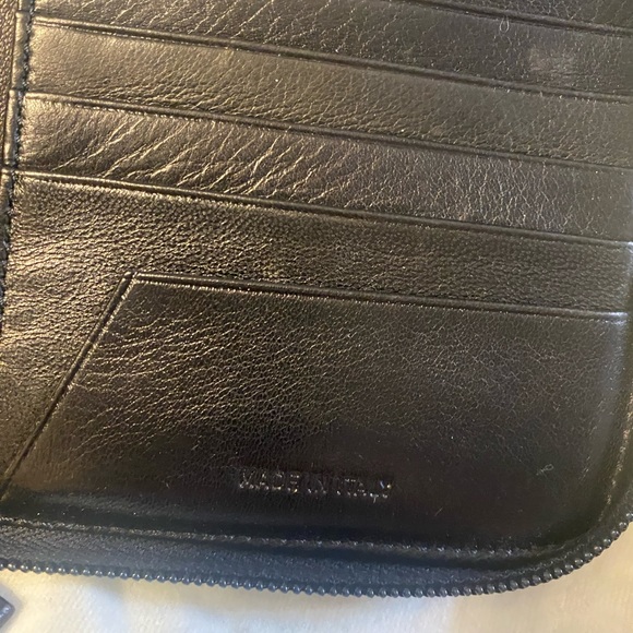 Prada wallet almost new dust bag and original box - Picture 7 of 9